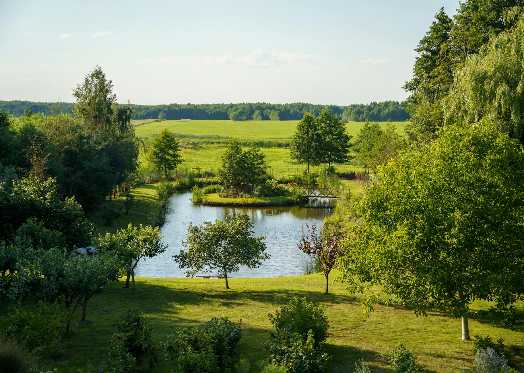 Mieszkańcy Międzyrzeca Podlaskiego cieszący się majówką na tle zieleni miejskiej lub podczas lokalnego festynu.